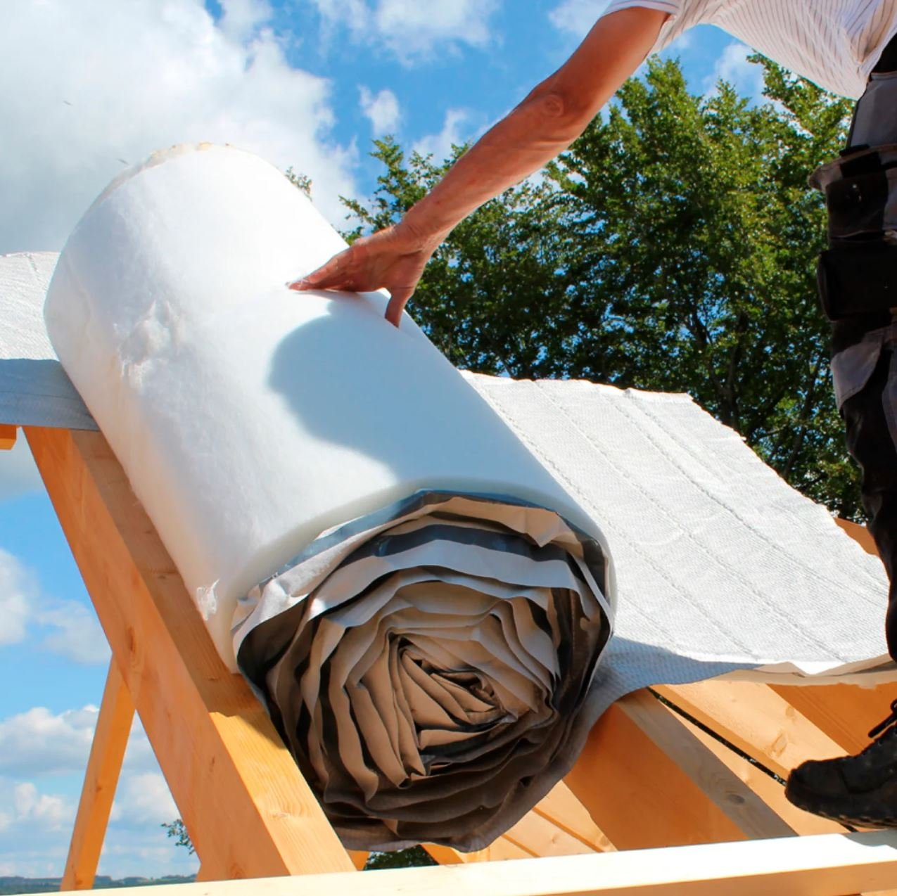 ROOFFLEX3 Jak zmniejszyć straty ciepła w budynku dzięki Aluthermo® Roofreflex? W zimowych miesiącach każdy właściciel budynku zmaga się z wyższymi rachunkami za ogrzewanie, a latem z kosztami klimatyzacji. Jednym z największych wyzwań jest ograniczenie strat ciepła, które w przypadku nieodpowiedniej izolacji dachu mogą sięgać aż 30%! Rozwiązaniem, które pomaga skutecznie zmniejszyć te straty, jest nowoczesna izolacja Aluthermo Roofreflex. W tym artykule wyjaśniamy, jak ten innowacyjny produkt działa i jakie korzyści może przynieść Twojemu budynkowi.